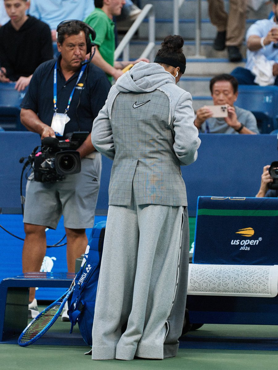 RENAWlLLlAMS's tweet photo. love seeing naomi serve on and off court https://t.co/lsQJWUlHEr