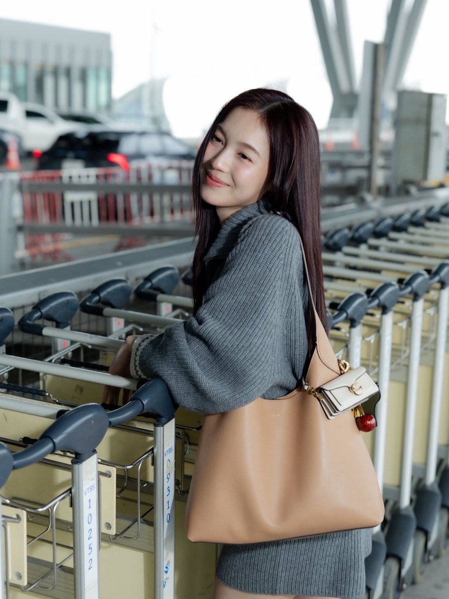 AllNews_th's tweet photo. อีกหนึ่งสาวสวย! พาส่องแอร์พอร์ตลุคของ “เลิฟ ภัทรานิษฐ์” @loverrukk ก่อนบินลัดฟ้าสู่นิวยอร์ก เพื่อร่วมชมแฟชั่นโชว์ Coach Spring 2027

LOVERRUKK 1ST FLY TO NYFW

#CoachNYxLoverrukk 
#CoachNY 
#CoachSpring27 
#loverrukk https://t.co/5X0ByCmmvi