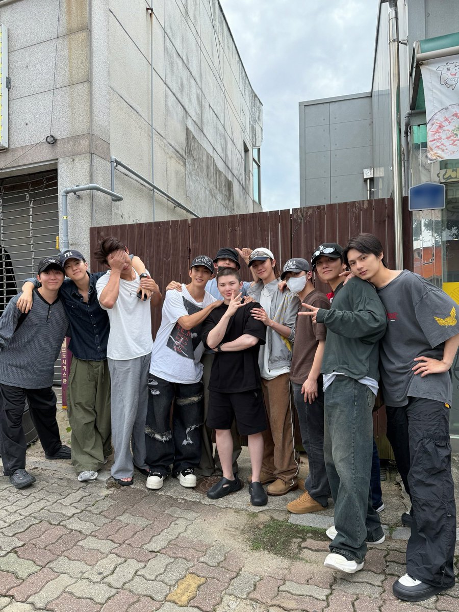 shua_enthusiast's tweet photo. and when they post a group picture like this again tomorrow for dk and mingyu 🥺🥺🥺

since scoups almost said "tomorrow..." when dino said he can't see his hyungs nowadaysㅜㅜ https://t.co/YhT8GnAM9n