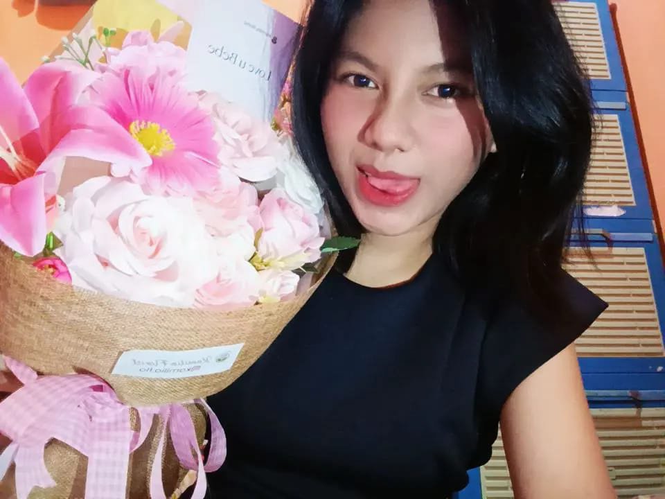 roelete's tweet photo. he knows to treat me well, i love my man so much :3 https://t.co/9f5qwxX4O4