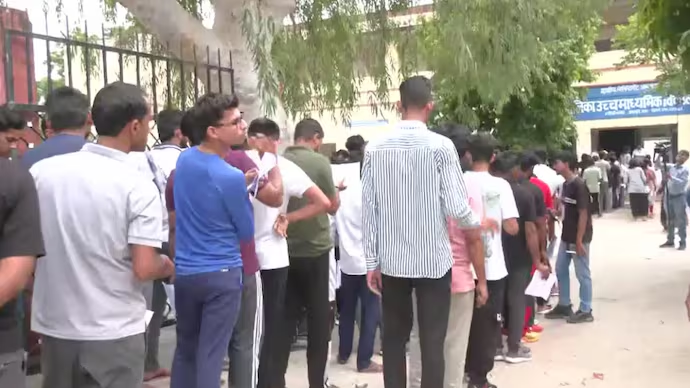YTKDIndia's tweet photo. 1,200 candidates. Near-zero marks.

Still selected for government jobs.

A thread.🧵