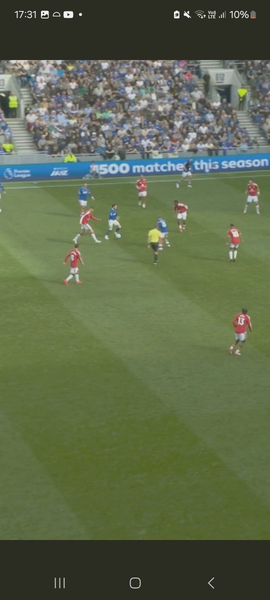 FergiesRightRef's tweet photo. 3 photos within seconds.

Everton's 1st goal.

Can you explain to me why Bruno Fernandes is higher than our striker, Sesko?

Why is a midfielder, who is supposed to be part of the shape and tucked in, higher than anyone else?

Thanks. https://t.co/6qCiMQHseV