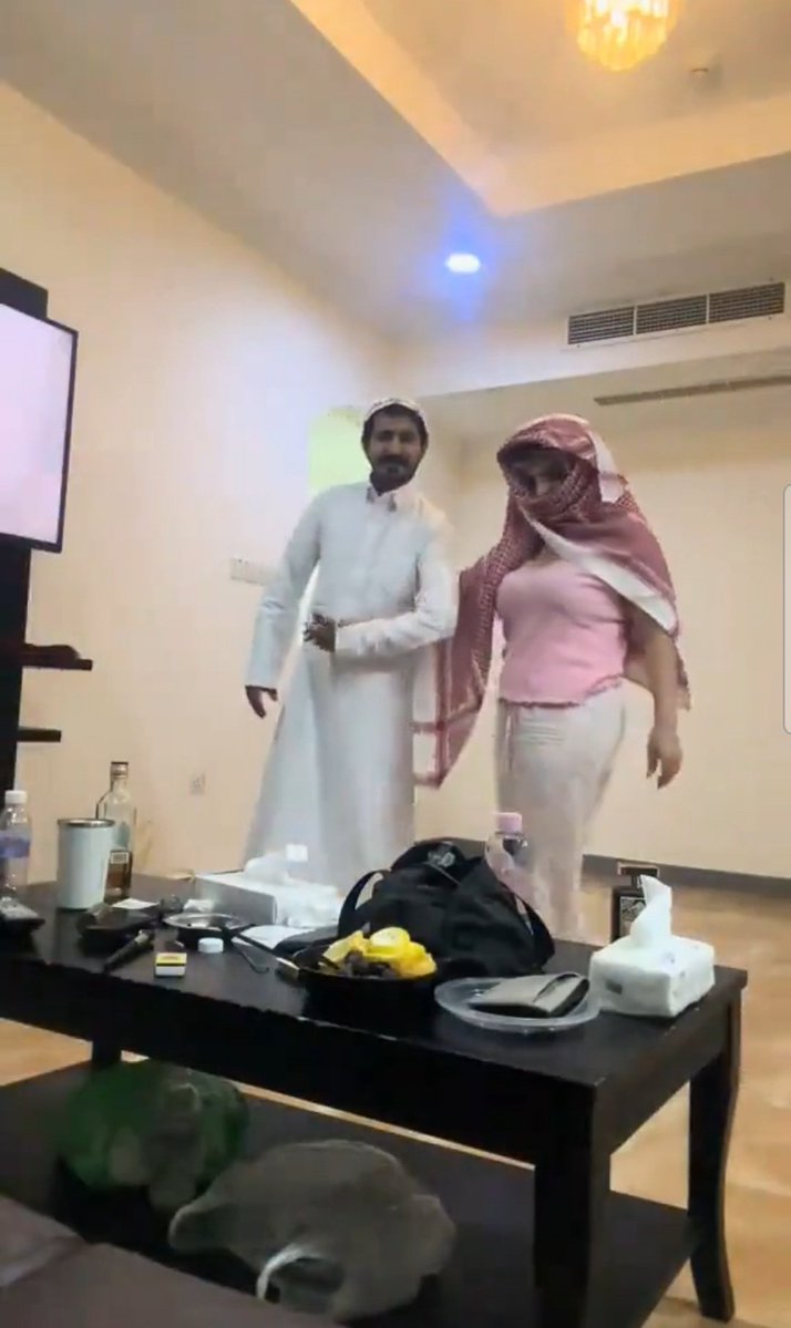 zuhc2s's tweet photo. سغنطوطتي تقول لكم مستغربه من الي تشوف هل هذا رجال ولانذل يتصور هو وزوجته امام العالم 🔥🔥🔥💔💔💔💔💔💔💔💔💔💔💔💔🙊🙊🙊🙄🙄🙄🙄 https://t.co/dXNagJLGfC