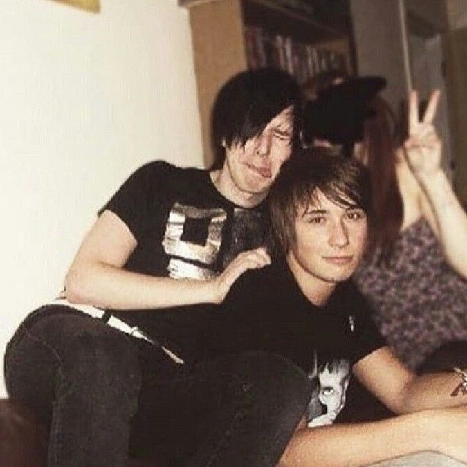 dyingjellyfish's tweet photo. that's his emotional support manic pixie emo dream girl https://t.co/xVQbtGiXMY