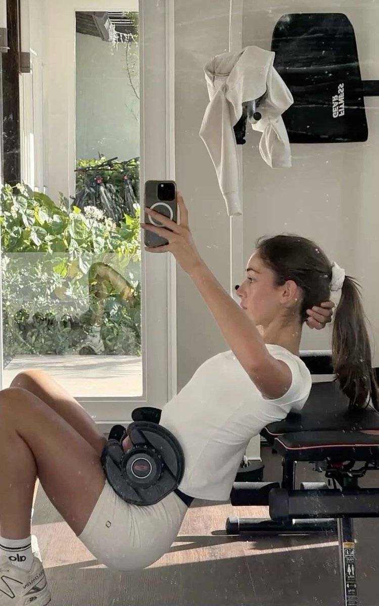Diorgirlx's tweet photo. she’s working on her body https://t.co/CgCp2KzkaE