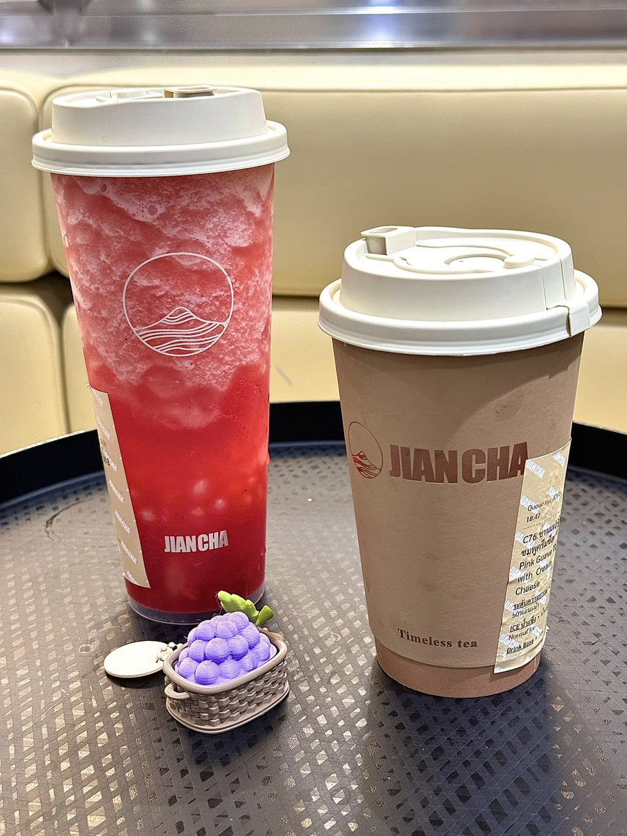 praewlovemarc's tweet photo. ชั้นไปสอยมาแย้วว Clicker เจี้ยนชา🍇 น่ารักมากกกงะ คลิกเพลินมาก 
ซื้อเครื่องดื่มอะไรก็ได้ ครบ 250.- สุ่มคลิกเกอร์ได้ 1 ชิ้น 
ใช้ไทยช่วยไทยได้ด้วย เค้าซื้อไป 260.- ใช้ไทยช่วยไทย เหลือแค่ 126.- เอง ฟรินน https://t.co/DfbrE2KyZu