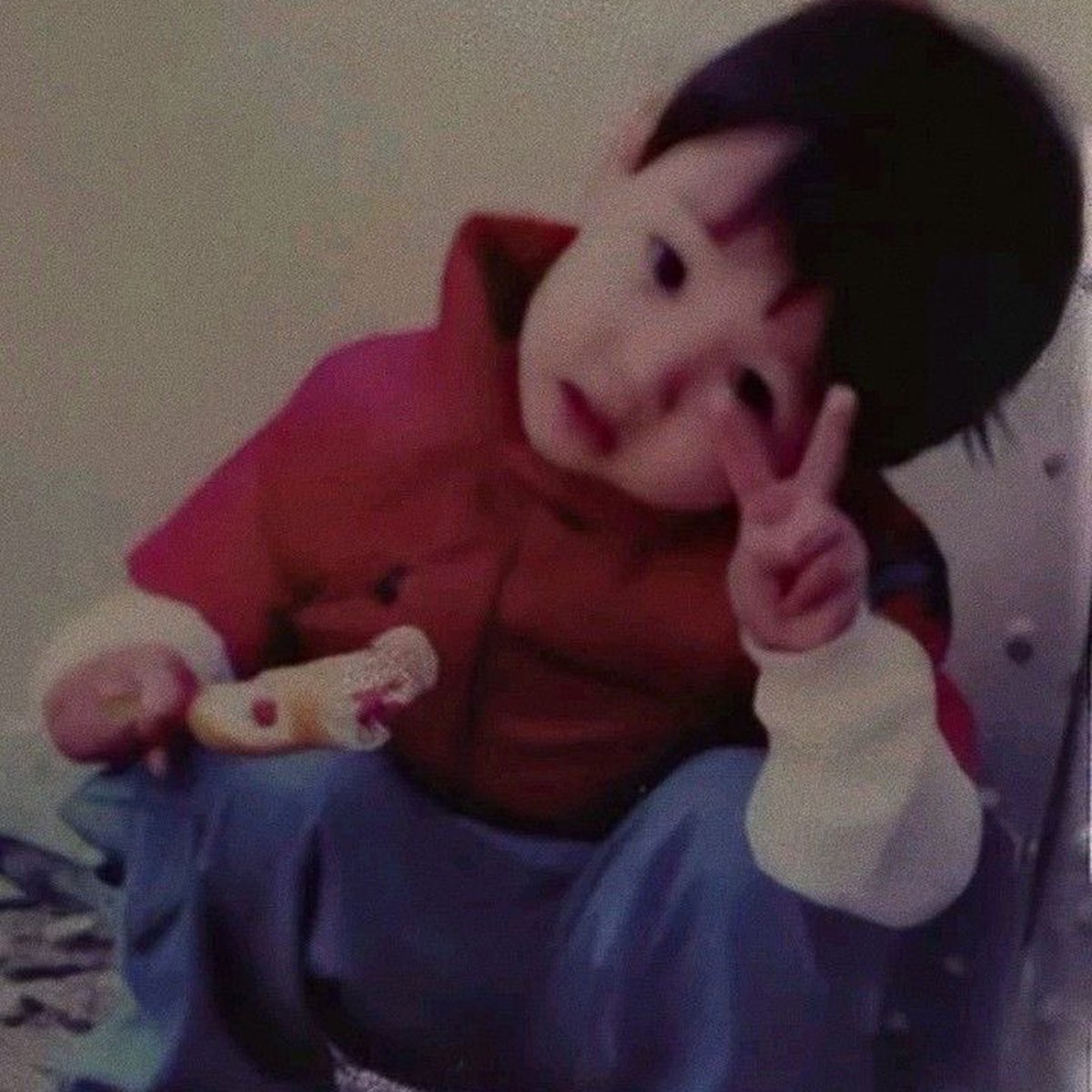 koovarbie's tweet photo. NOO jungkook had a tiny chibi keyring of his BABY PHOTO hanging from his belt today 😭😭 https://t.co/wJ0aEbb8nr