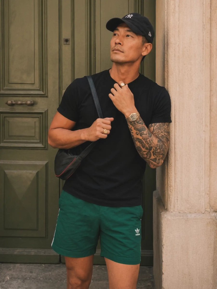 RomezzyLopez's tweet photo. Keeping it simple: black tee, Adidas shorts, Yankees cap, and my everyday bag. Sometimes the cleanest fit hits the hardest.

#MensFashion
#StreetStyle
#MensStyle
#OOTD
#FitCheck https://t.co/6wt886qX4s