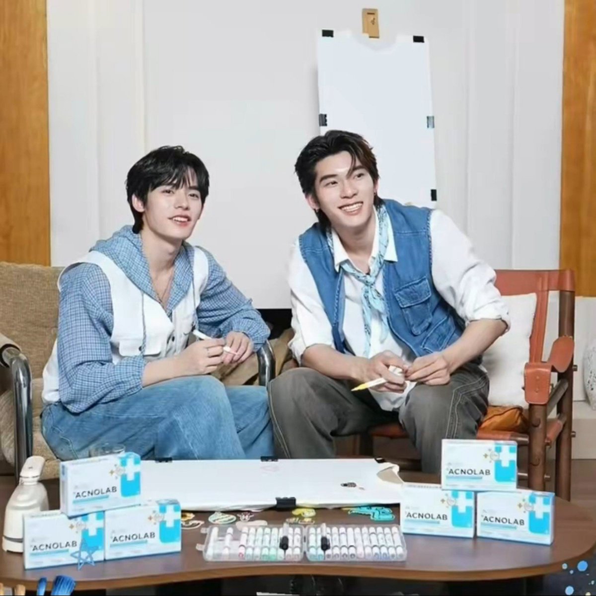 yuzhuitwnich's tweet photo. 30 minutes in and somehow they found a way to close that one meter gap from their seat, knee touching and shi now 🧍🏻‍♀️ https://t.co/g7ukX3KSS6