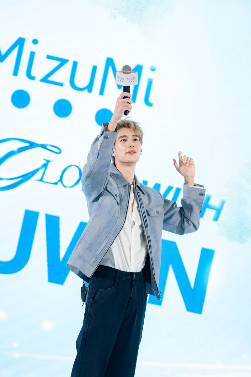 MizuMi_Malaysia's tweet photo. BIG SURPRISE FROM PHUWIN 🎤✨

Performing Blackcard &amp; All In LIVE, and Winnies turned the whole moment into a mini concert! singing every lyric out loud! 🩵

Winnies, you were AMAZING!

PHUWIN WITH MIZUMI MY

#MizuMiFirstGlowWithPhuwin
#MizuMixPhuwin
#MizuMixWatsonsMY
#MizuMiMY https://t.co/p5D8OBYWh8