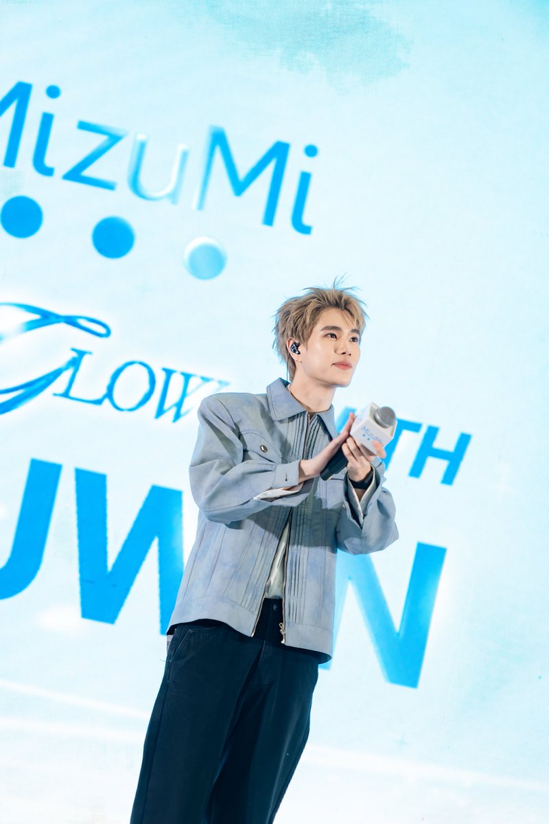 MizuMi_Malaysia's tweet photo. BIG SURPRISE FROM PHUWIN 🎤✨

Performing Blackcard &amp; All In LIVE, and Winnies turned the whole moment into a mini concert! singing every lyric out loud! 🩵

Winnies, you were AMAZING!

PHUWIN WITH MIZUMI MY

#MizuMiFirstGlowWithPhuwin
#MizuMixPhuwin
#MizuMixWatsonsMY
#MizuMiMY https://t.co/p5D8OBYWh8