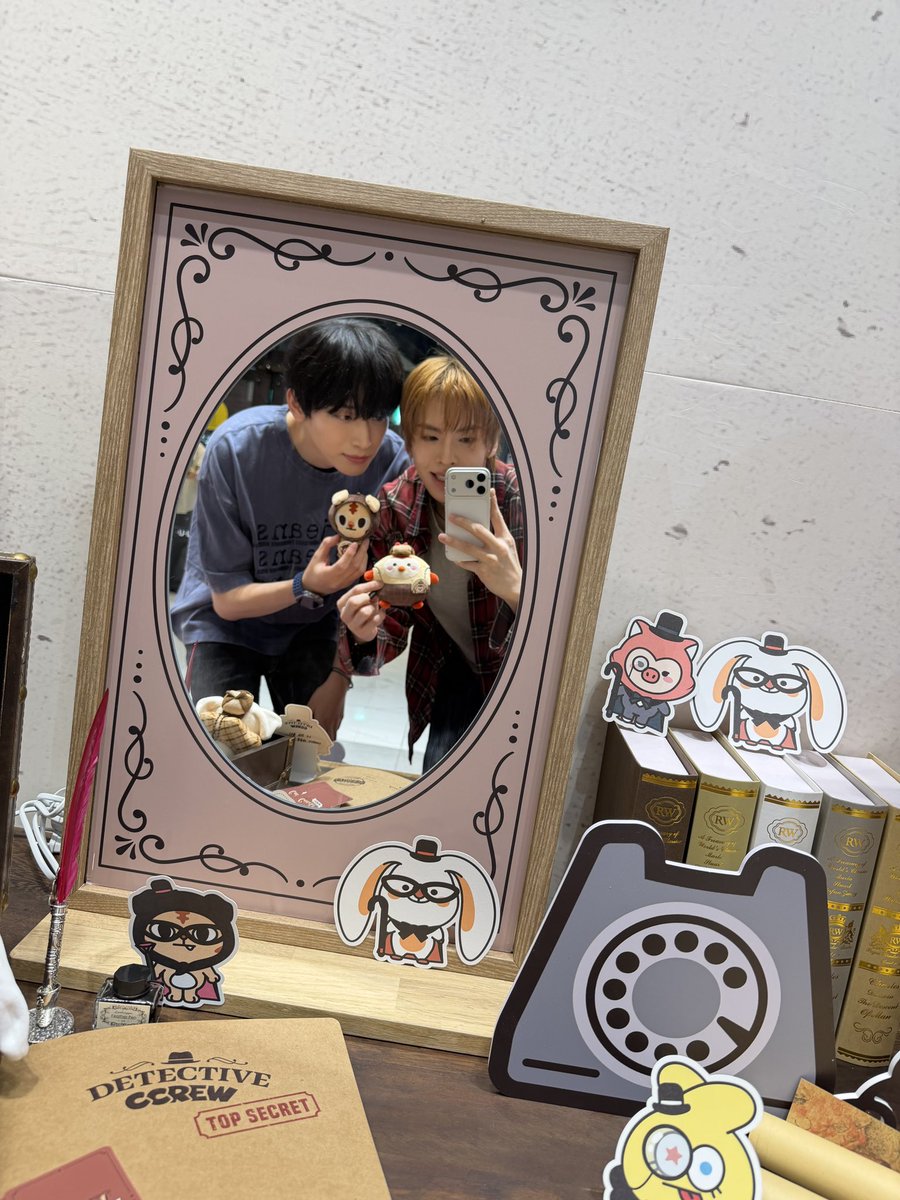 CRAVITY_twt's tweet photo. 크크루 팝업 잘 갔다 왔어요~ 
우리 귀여운 탐정 친구들 얼른 집에 안 데려가주실래요? 🧐🤭
#앨런 #CCREW https://t.co/kPKY4KYwFt