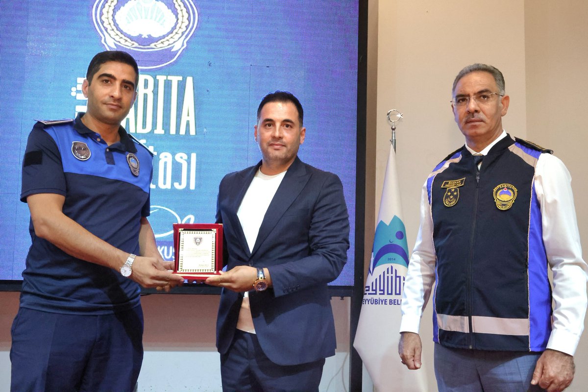 mehmetkusnet's tweet photo. Belediye Meclis Üyelerimizle birlikte, 01-07 Eylül Zabıta Haftası dolayısıyla Zabıta Müdürlüğümüzün kıymetli personelleriyle bir araya geldik.

Eyyübiye ilçemizin huzuru, düzeni ve vatandaşlarımızın güvenliği için özveriyle görev yapan zabıta teşkilatımıza teşekkür ediyor; başarılı çalışmalarından dolayı Zabıta Müdürümüz ve amirlerimize plaketlerini takdim ettik.

Fedakârca görev yapan tüm zabıta personelimizin Zabıta Haftası’nı kutluyor, çalışmalarında kolaylıklar ve başarılar diliyorum.