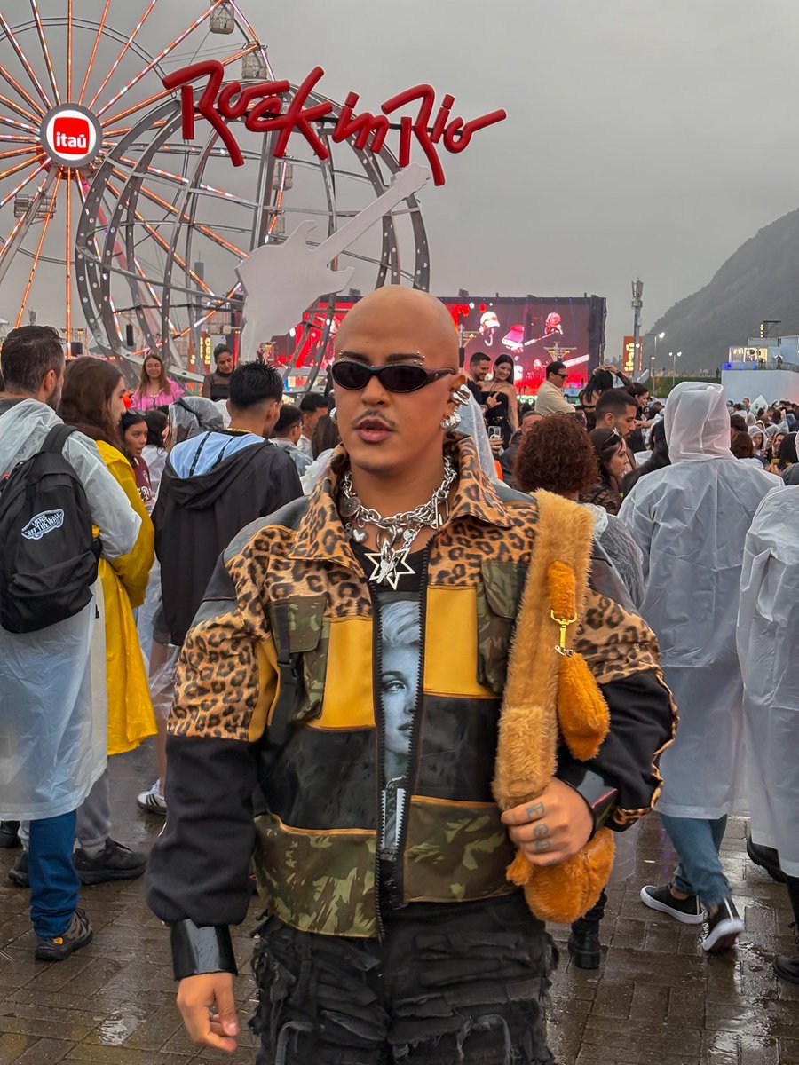 EgoOliver's tweet photo. Look todo feito por mim usando mochilas encontradas no lixo e jeans de descarte🖤 #rockinrio https://t.co/J4vXkirXt0