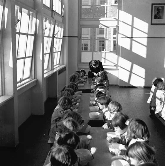 regioneFVGit's tweet photo. #cartoline #FVG
🖼️Bimbi in mensa
Torviscosa (UD) 1937 ca
Foto di Vincenzo Aragozzini https://t.co/eX4Aua4MpP
