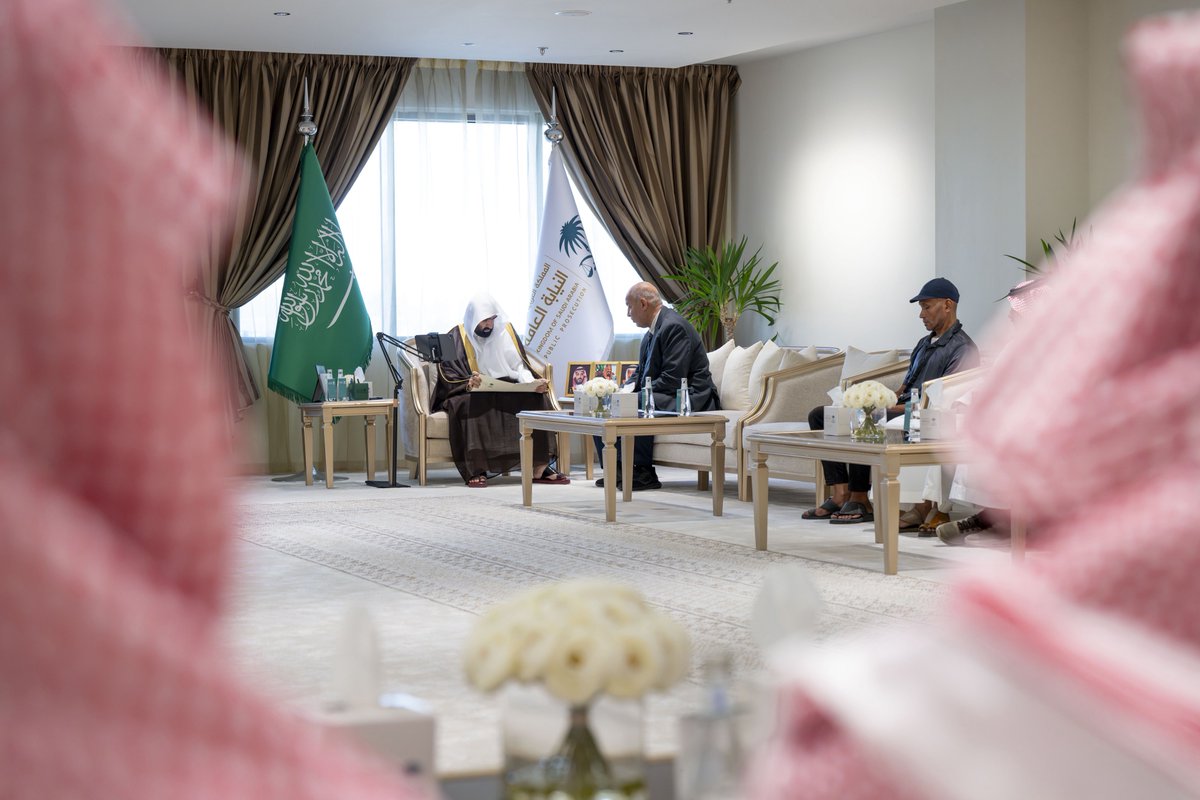 ppgovsa's tweet photo. معالي النائب العام د. خالد اليوسف يستقبل عددًا من المستفيدين بالرياض.

#النيابة_العامة https://t.co/h8LJAdK7wv