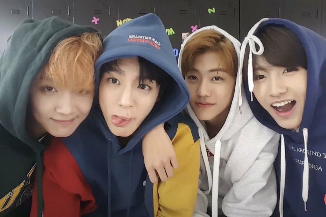 NCT_happiness's tweet photo. 플리마켓에서 내가 사온 것... 사진 제대로 찍겠다고 미루다가 어제 못 일어나서ㅠㅋㅋㅋㅋㅋ
180208 공공즈 라방 제노 후드🫶🏻🫶🏻🫶🏻 내가 너무 좋아하는 라방이라 보자마자 알아보고 바로 집어옴 어떻게 4회차까지 남아있었지... 17FW 컬렉션이래ㅋㅋㅋㅋㅋㅋㅋㅋ 공공즈야 또 라방하자...💚💚💚💚 https://t.co/Z1bOvWVOCU