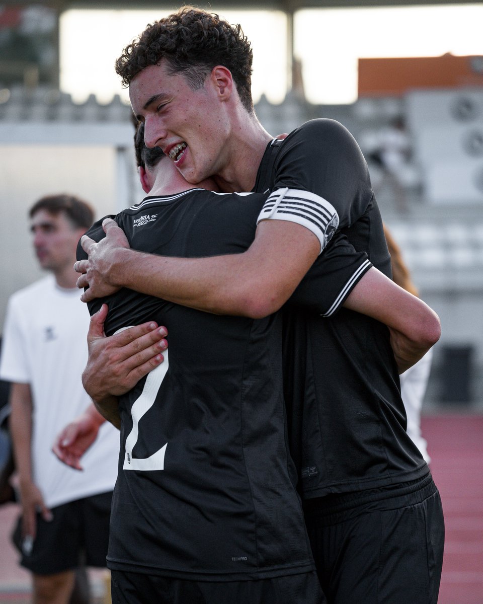 VitoriaSC1922's tweet photo. O carinho e a gratidão no momento da despedida 🫂
Dono da braçadeira, Rodrigo Pereira cumpriu o último jogo nos #Sub19VSC https://t.co/WNwXpZ6T6q