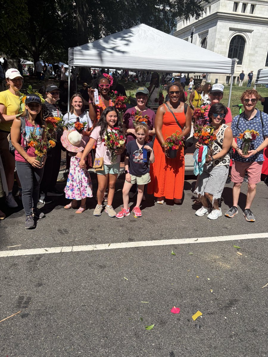 WDCGardener's tweet photo. Had a great time talking about #flowers and judging the live #flowerarrangements contest at the @dcstatefair yesterday! Perfect weather, great crowd, and wonderful contestants / all made it a memorable and fun day 🌼 #gardendc #dmv #dcstatefair https://t.co/WeQDm65jao