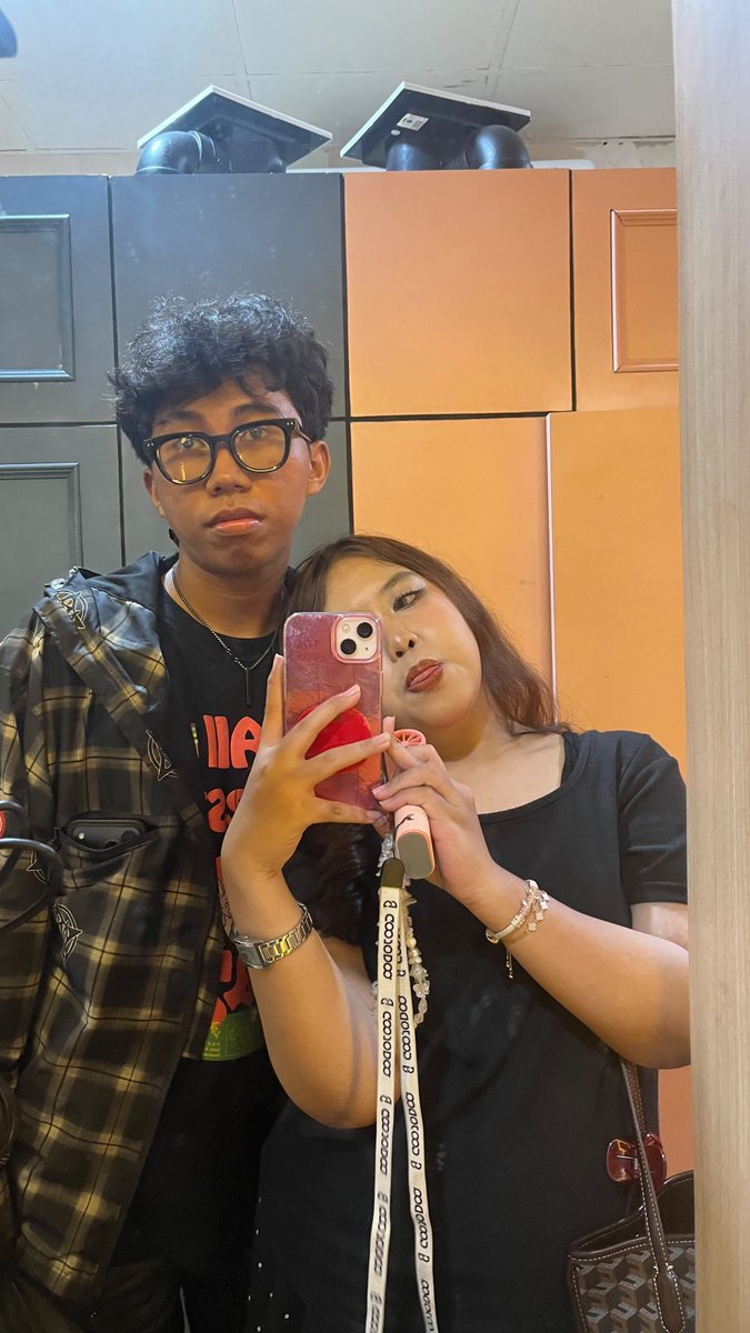 1rubyren's tweet photo. i love my gf https://t.co/TfXIyE32xU