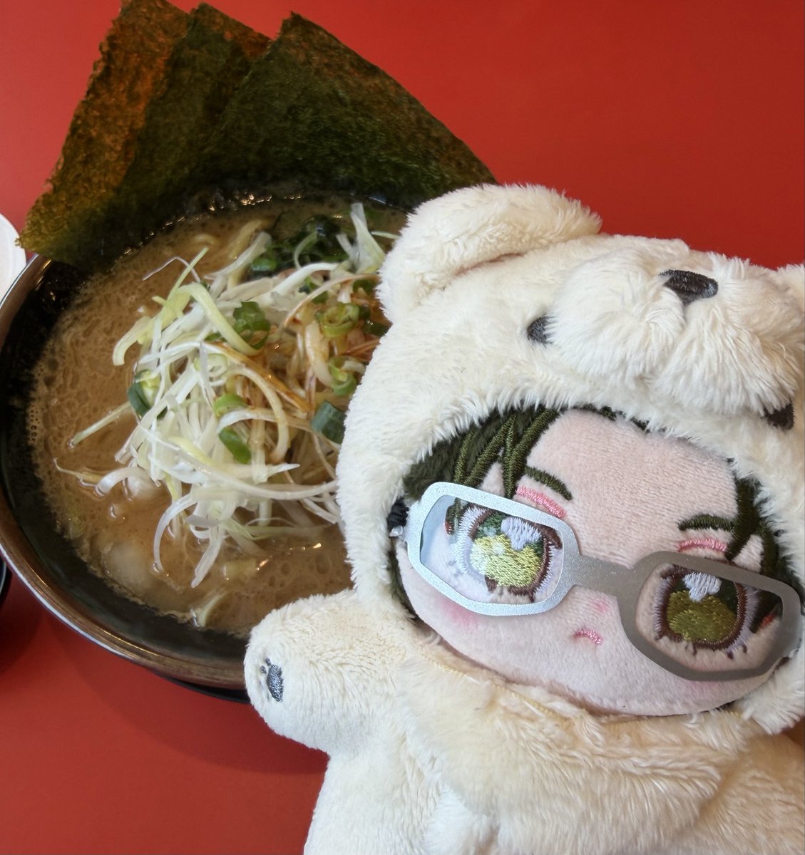 kitmegane's tweet photo. みんな可愛くておしゃれなカフェの中ラーメンでごめんね…でも辛くて美味しいよ敬人さん… https://t.co/qcXoRiV63x