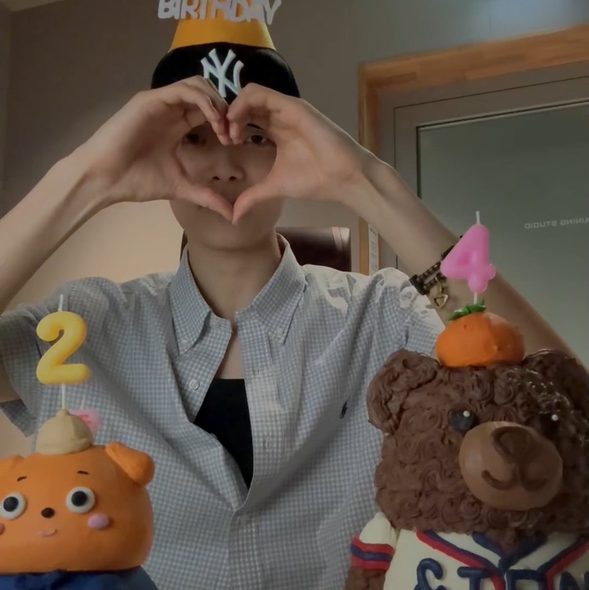 k_rn_jo's tweet photo. #HAPPY_EJ_DAY
 
一生懸命ケーキ2つ見せてくれるじゅじゅかわいすぎる大好きだよ🍊💕 https://t.co/tpmdWS7iDw