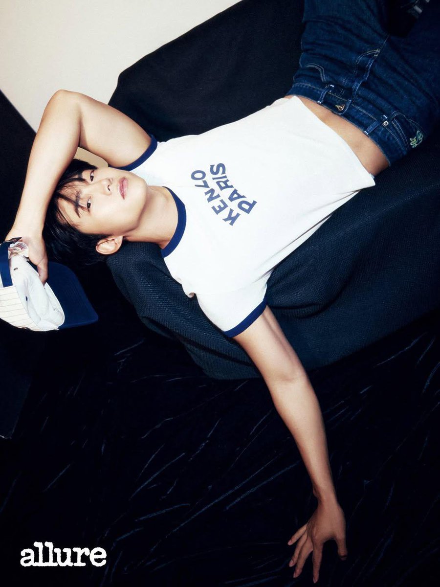lemontaec_'s tweet photo. same pose different situation different place https://t.co/03z4Q7zOrg