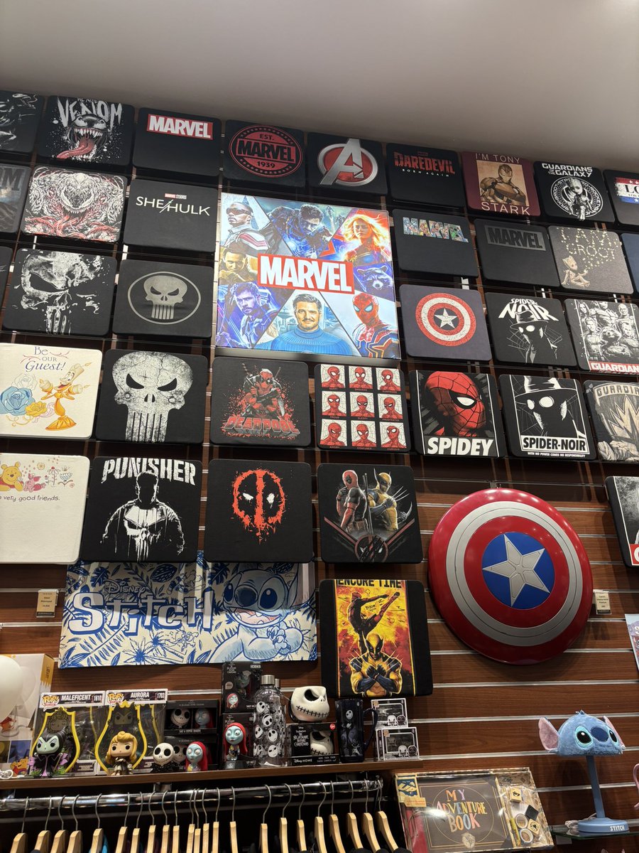 melliispunk's tweet photo. love when i stumble over pedro in the wild, esp. like this. anyone could’ve been on that marvel sign, but he’s on it. 🥹 https://t.co/Czy7enZe4a