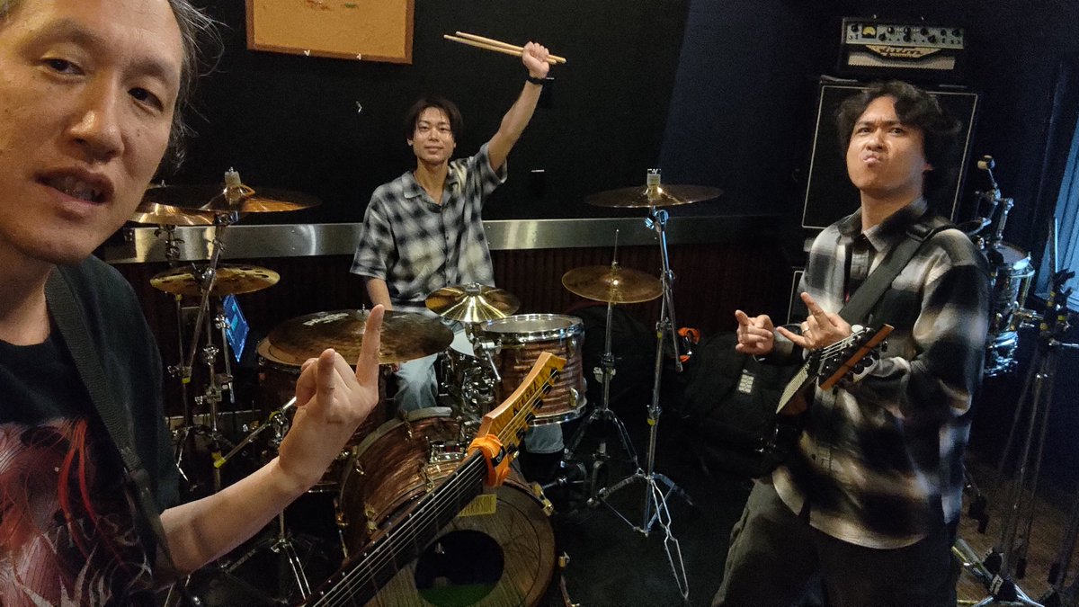 vigikaz's tweet photo. 9/11金　三軒茶屋Heaven's door
アルバムリリース後初のLIVEでメンバーも良い顔してる〜😆‼️✨
次に向けてのバンドの話もできて、ますます演奏するのが楽しみになってきました😁
新Tシャツ4,000円
ロゴTシャツ3,000円もわずかにあり
会場で会いましょう〜🎸‼️ https://t.co/ng5mqEQjgT