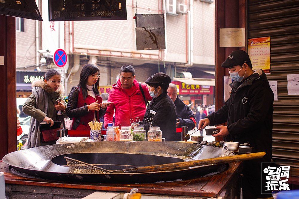 AzraCelikgosb's tweet photo. Craving a warm Taiwanese stinky tofu right by the roadside Crispy on the outside, pungent and savory inside—street food bliss at its finest! https://t.co/15e5vjz1z1