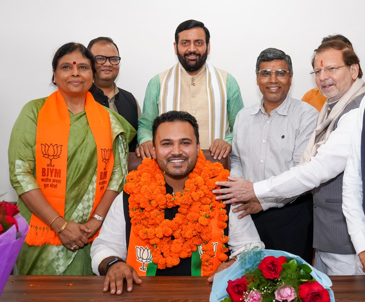 NayabSainiBJP's tweet photo. आज पंचकूला स्थित "पंचकमल" में भाजपा युवा मोर्चा हरियाणा के नवनियुक्त प्रदेशाध्यक्ष श्री @AkshitDahiyaBJP के पदभार ग्रहण समारोह में सम्मिलित होकर उन्हें नई जिम्मेदारी के लिए हार्दिक बधाई एवं शुभकामनाएं दीं।

मुझे पूर्ण विश्वास है कि अक्षित अपनी ऊर्जा और संगठन के प्रति समर्पण से युवा मोर्चा को नई ऊंचाइयों तक ले जाएंगे तथा हरियाणा के युवाओं को संगठन से जोड़ने में महत्वपूर्ण भूमिका निभाएंगे।

इस अवसर पर पार्टी के वरिष्ठ पदाधिकारियों एवं कार्यकर्ताओं की गरिमामयी उपस्थिति ने समारोह की गरिमा और उत्साह को और बढ़ाया।

@BJYM