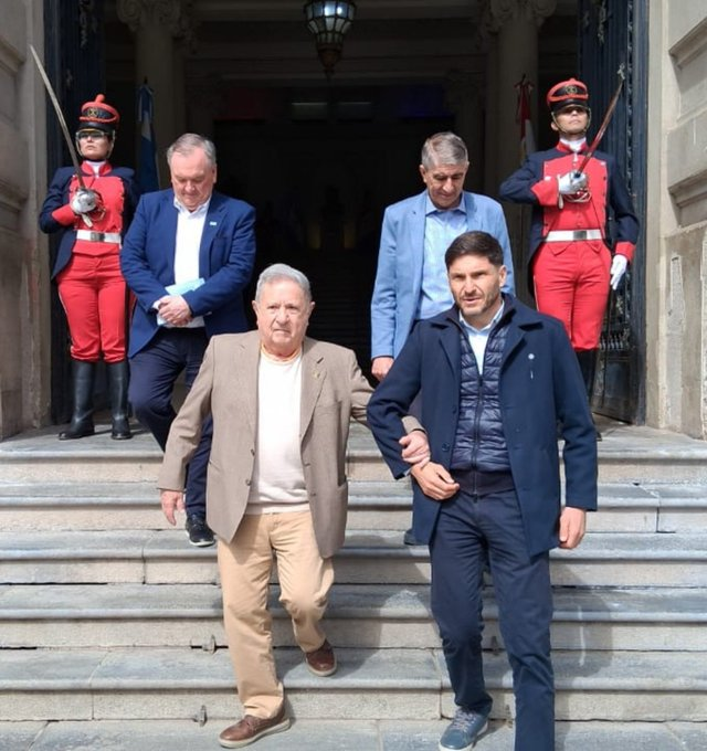 icardo8's tweet photo. Duhalde: El problema más grande en la Argentina es la corrupción.

Viendo la foto con Pullaro lo confirmamos. https://t.co/i53UujehET