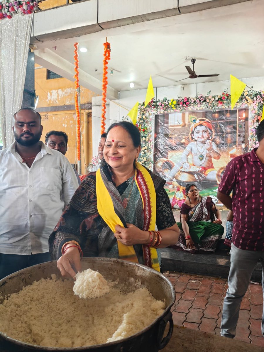 Bhatli_AC's tweet photo. ଭଟଲି ବିଧାନସଭା ଅନ୍ତର୍ଗତ ସୋହେଲା ବ୍ଲକର ସୋହେଲା ଠାରେ ଆୟୋଜିତ ନନ୍ଦ ମହୋତ୍ସବରେ ଭଟଲି ବିଧାୟକ ଇରାସିସ୍ ଆଚାର୍ଯ୍ୟଙ୍କ ମାଁ ସିନ୍ଧୁନନ୍ଦିନୀ ଆଚାର୍ଯ୍ୟ ଯୋଗଦାନ କରି ମହାପ୍ରଭୁ ଶ୍ରୀକୃଷ୍ଣଙ୍କ ଦର୍ଶନ କରି ଆଶୀର୍ବାଦ ଭିକ୍ଷା କରିବା ସହ ନିଜ ହାତରେ ଭକ୍ତମାନଙ୍କୁ ଅନ୍ନ ପ୍ରସାଦ ବଣ୍ଟନ କରିଥିଲେ ll
#NandaMahotsav
#sohela https://t.co/qkjZ8J5qYX