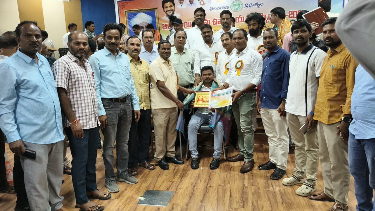 venkatbta's tweet photo. 💐🌹✍️ఉపాధ్యాయ దినోత్సవం సందర్భంగా నాగర్ కర్నూల్ జిల్లా కలెక్టరేట్ లో జిల్లా ఉత్తమ ఉపాధ్యాయ అవార్డు అందిస్తున్న గౌరవ జిల్లా విద్యాశాఖ అధికారి రమేష్ కుమార్ గారు.🙏 https://t.co/NuhTe7M0BL