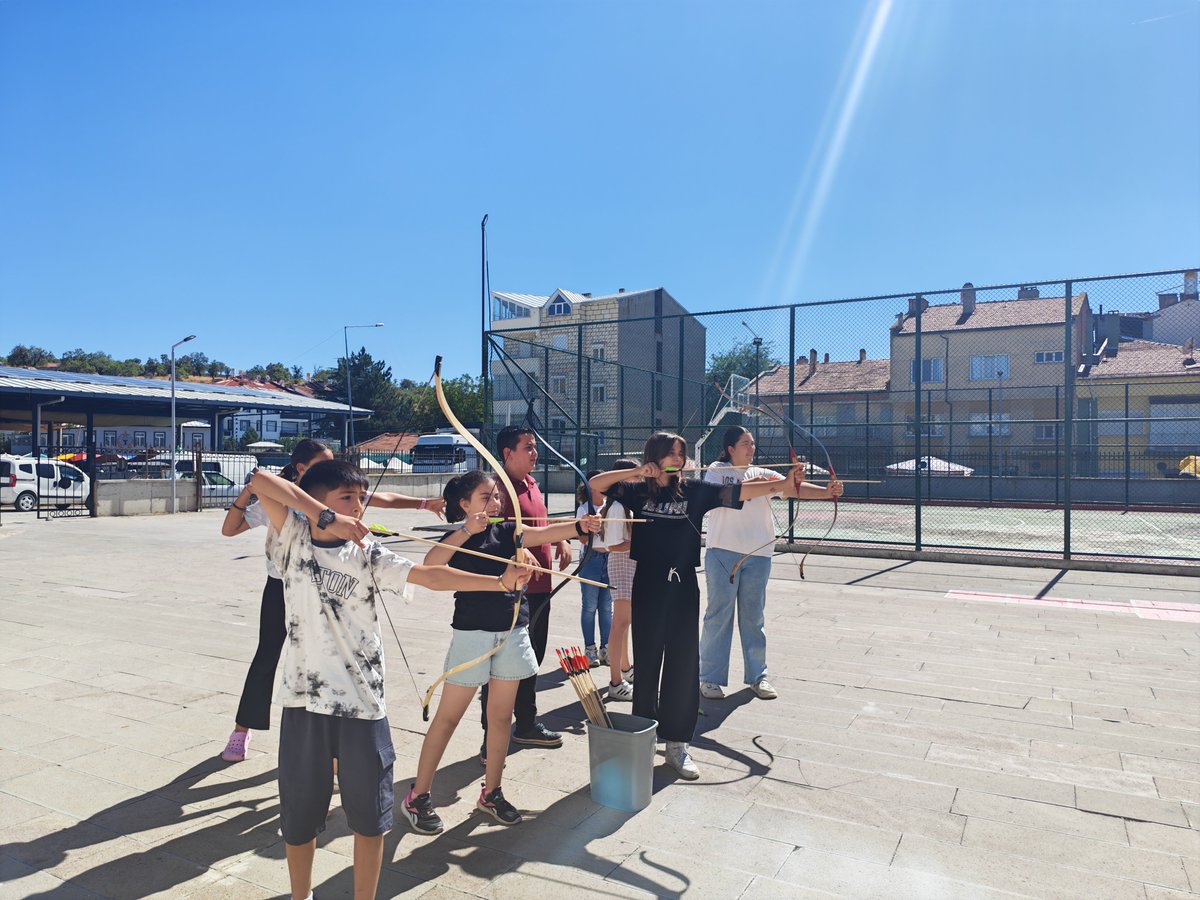 GSB_SandikliGM's tweet photo. Sandıklı Gençlik Merkezimizde birbirinden keyifli etkinliklerle dolu dolu bir gün geçiyoruz!😊 

🏹 Geleneksel Türk Okçuluğu Atölyesi
🎨 Resim Atölyesi
🧩 Akıl ve Zeka Oyunları
📖 Kitap Okuma Halkaları https://t.co/p9OdBJBarM