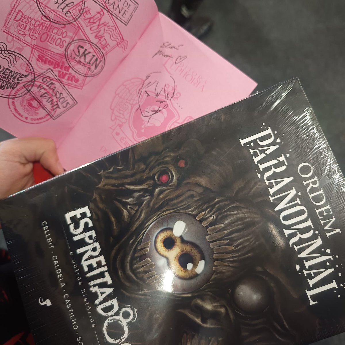 l0hnbloom's tweet photo. E eu que fui na bienal e consegui autógrafos de dois artistas de ordem, ambos super fofos e super gentis!!! Muito bom conhecer as pessoas que ajudam esse projeto a ganhar vida
@eloapicon @fabioyabu https://t.co/NwTefr0Tci