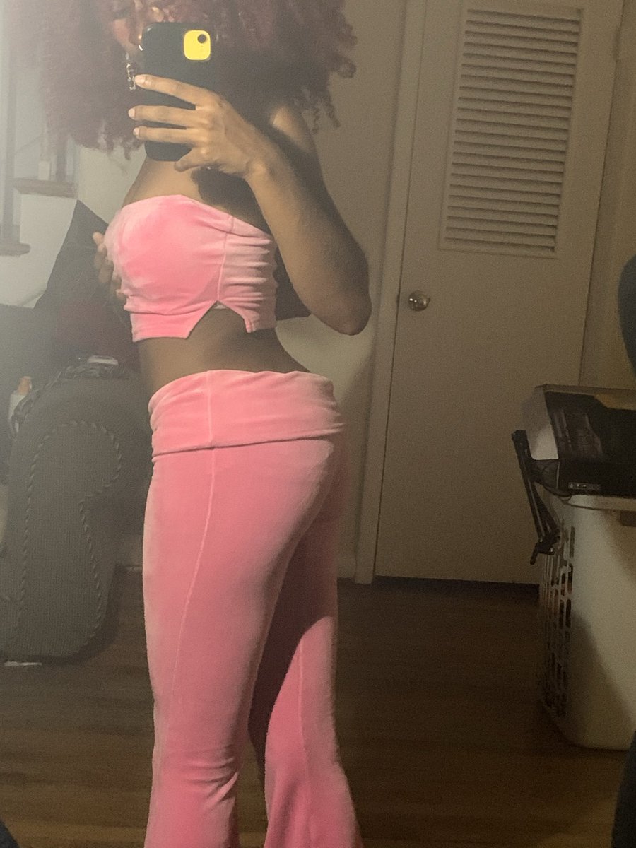 SheChoseJayyyy's tweet photo. Pretty in pink #wlw #lesbian #fashion https://t.co/s5mMQVZJWD