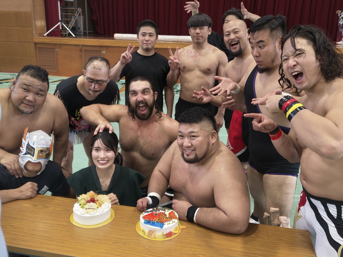 HeavyTank_911's tweet photo. 昨日は地元唐津にて
デビュー10周年記念大会

おかげさまで無事に終わりました。

協力してくれた方々と、集まってくれたメンバーの皆さんに心の底から感謝。

本当はこの試合に呼びたかった男がおったけど、入場だけは一緒に！
いつかリングで会える事を願って、これからもレスラーを続けて行こう。

試合後はメインイベントのメンバー＋Jetで打ち上げ！
皆んなめちゃくちゃ食うし飲む、、！

さぁ11年目は考えてる事を、より動いていくぞ。

#九州プロレス #qpro #野崎広大