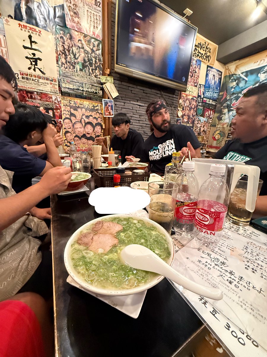 HeavyTank_911's tweet photo. 昨日は地元唐津にて
デビュー10周年記念大会

おかげさまで無事に終わりました。

協力してくれた方々と、集まってくれたメンバーの皆さんに心の底から感謝。

本当はこの試合に呼びたかった男がおったけど、入場だけは一緒に！
いつかリングで会える事を願って、これからもレスラーを続けて行こう。

試合後はメインイベントのメンバー＋Jetで打ち上げ！
皆んなめちゃくちゃ食うし飲む、、！

さぁ11年目は考えてる事を、より動いていくぞ。

#九州プロレス #qpro #野崎広大