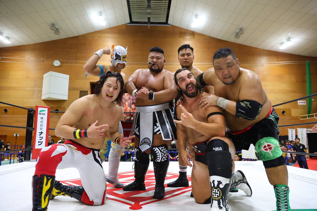 HeavyTank_911's tweet photo. 昨日は地元唐津にて
デビュー10周年記念大会

おかげさまで無事に終わりました。

協力してくれた方々と、集まってくれたメンバーの皆さんに心の底から感謝。

本当はこの試合に呼びたかった男がおったけど、入場だけは一緒に！
いつかリングで会える事を願って、これからもレスラーを続けて行こう。

試合後はメインイベントのメンバー＋Jetで打ち上げ！
皆んなめちゃくちゃ食うし飲む、、！

さぁ11年目は考えてる事を、より動いていくぞ。

#九州プロレス #qpro #野崎広大