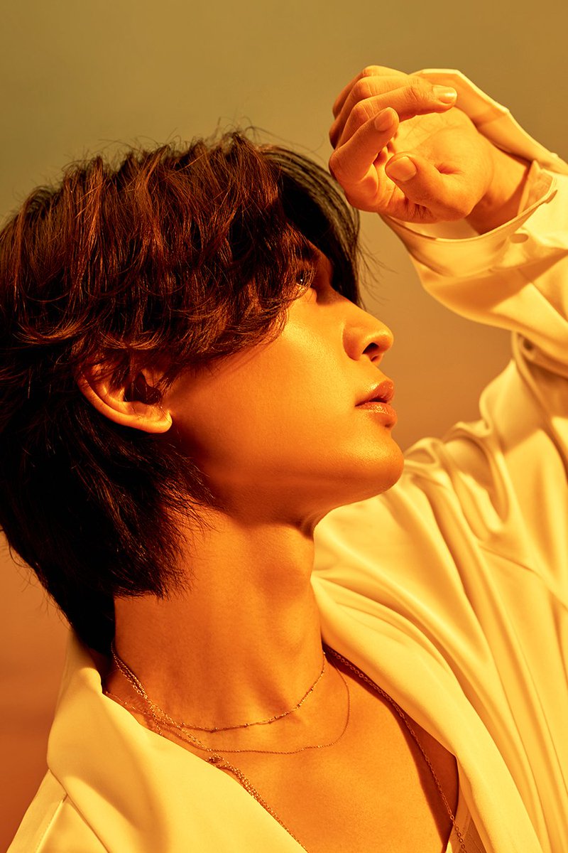 Hello_asian's tweet photo. MINHO (มินโฮ) จัดเต็มความฮอตในมินิอัลบั้มชุดที่ 2 ‘Make it hot’
ถ่ายทอดพลังอันร้อนแรงที่เป็นเอกลักษณ์และอารมณ์สุดลึกซึ้ง
#MINHO #민호 #Makeithot #MINHO_Makeithot #SHINee #샤이니 #SMTrue
MINHO (มินโฮ) แห่งวง SHINee (ชายนี่) จัดเต็มความฮอตในมินิอัลบั้มชุดที่ 2 ‘Make it hot’ (เมก อิท ฮอต) อัลบั้มที่สะท้อนถึงพลังอันร้อนแรงที่เป็นเอกลักษณ์และอารมณ์สุดลึกซึ้งของเขา นับเป็นผลงานใหม่หลังจากซิงเกิล ‘TEMPO’ (เทมโป) ที่ปล่อยเมื่อเดือนธันวาคมปี 2025
โดย MINHO (มินโฮ) ได้ทำกิจกรรมโปรโมตทั้งในนามวงและเดี่ยวอย่างต่อเนื่องสมฐานะ ‘มัลติเทนเนอร์’ ไม่ว่าจะเป็นงานด้านการออกอากาศและงานนายแบบโฆษณา อีกทั้งเขายังได้รับกระแสตอบรับเป็นอย่างดีจากคอนเทนต์ในช่อง ‘MINHO’ ทาง YouTube ซึ่งเผยให้เห็นภาพลักษณ์ที่สุขภาพดีและเต็มไปด้วยพลัง ทำให้แฟน ๆ ยิ่งตั้งตารออัลบั้มใหม่ชุดนี้ที่จะนำเสนอเสน่ห์อันเปี่ยมด้วยความร้อนแรงอย่างสมบูรณ์แบบ
สำหรับมินิอัลบั้มชุดที่ 2 ‘Make it hot’ (เมก อิท ฮอต) ประกอบด้วยทั้งหมด 6 เพลง โดยมีเพลงไตเติลชื่อเดียวกับอัลบั้มว่า ‘Make it hot’ (เมก อิท ฮอต) เป็นเพลงแนวป็อปแดนซ์ที่ผสมผสานซาวนด์ EDM สื่อความรู้สึกของการดึงดูดเข้าหากันและความสัมพันธ์ที่ยิ่งใกล้ชิดกันมากขึ้นท่ามกลางอากาศที่ร้อนระอุ ด้านมิวสิกวิดีโอของเพลงนี้ก็สมกับชื่อเพลง เพราะถ่ายทอดความร้อนแรงที่แผ่ออกมาจาก MINHO (มินโฮ) ไปยังพื้นที่และผู้คนรอบข้างได้อย่างน่าสนใจ
เสน่ห์อันหลากหลายของ MINHO (มินโฮ) ยังถูกนำเสนอผ่านโลกดนตรีตามแบบฉบับของเขาในเพลงอื่น ๆ ของอัลบั้มชุดนี้อย่าง ‘Liquid (Feat. BELLE of KISS OF LIFE)’ (ลิควิด) เพลงแนวป็อปแดนซ์ที่มีบรรยากาศอันชวนฝันและสดชื่น เนื้อเพลงพูดถึงช่วงเวลาแห่งการหลอมรวมเป็นหนึ่งเดียวอย่างลึกซึ้ง, ‘Love Me Now’ (เลิฟ มี นาว) เพลงแดนซ์สไตล์แอโฟรเฮาส์ เนื้อเพลงบรรยายถึงการปล่อยวางความทรงจำเกี่ยวกับความรักในอดีตพร้อมรอยยิ้ม, ‘Time 1.1’ (ไทม์ วัน พอยท์ วัน) เพลงแดนซ์ป็อปที่มีซาวนด์ซินธ์สไตล์ฟังก์ สื่อถึงการก้าวไปข้างหน้าตามเวลาและจังหวะของตนเอง แม้จะต้องเผชิญกับอนาคตที่ไม่แน่นอนและความกังวล, ‘Out Of My Hands’ (เอาต์ ออฟ มาย แฮนด์ส) เพลงอาร์แอนด์บีฮิปฮอปที่มีบรรยากาศสุดเท่และมืดมน เนื้อเพลงแสดงถึงความเชื่อมั่นในสิ่งที่ตัวเองเลือกและความมั่นใจในอนาคต และ ‘Ending Scene’ (เอนดิง ซีน) เพลงอาร์แอนด์บีจังหวะปานกลาง บอกเล่าช่วงเวลาของการตัดสินใจปล่อยมือจากกันอย่างไร้เยื่อใย เมื่อความสัมพันธ์อันยาวนานสิ้นสุดลง
นอกจากนี้ MINHO (มินโฮ) ได้ฝากข้อความถึงแฟน ๆ ที่คอยให้การสนับสนุนเสมอมา ดังนี้ “ขอบคุณจากใจจริงที่คอยติดตามและสนับสนุนกิจกรรมของผมเสมอมาครับ ผมสามารถก้าวเดินต่อไปได้ก็เพราะมีแฟน ๆ ทุกคนครับ ขอบคุณที่มอบกำลังใจและความหวังให้กับผมนะครับ ทุกคนคือความหวังของผมเสมอครับ สำหรับการโปรโมตครั้งนี้ ผมจะจัดเต็มแบบร้อนแรงสุด ๆ เลยครับ ฝากทุกคนตั้งตารอติดตามกันอย่างร้อนแรงด้วยนะครับ”
ลิงก์รับฟังมินิอัลบั้มชุดที่ 2 ‘Make it hot’ ของ MINHO ➫ https://t.co/3BMUituXVx
ลิงก์รับชมมิวสิกวิดีโอเพลงไตเติล ‘Make it hot’ ของ MINHO ➫ https://t.co/4KoC20x3nV