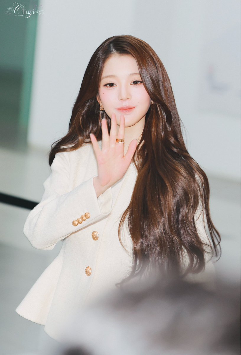 for_everyuong10's tweet photo. ☁️🫧🦢🤍

#IVE #아이브 #WONYOUNG #장원영 https://t.co/c6fq0trNe0