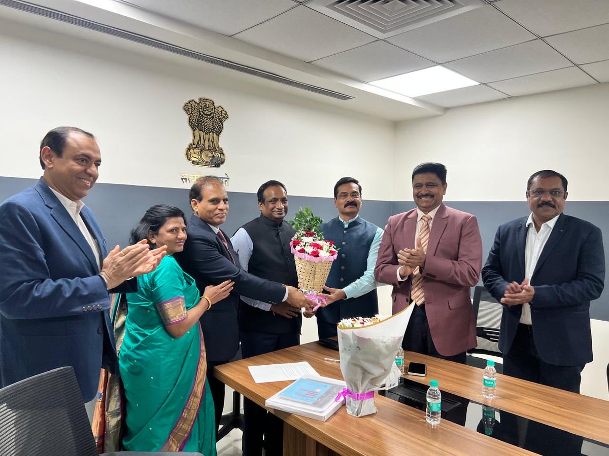 mpsc_office's tweet photo. श्री. सतीश बबन वाघोले यांनी महाराष्ट्र लोकसेवा आयोगाच्या सदस्यपदाची शपथ घेतली

महाराष्ट्र लोकसेवा आयोगाच्या सदस्यपदी नियुक्त झालेले श्री. सतीश बबन वाघोले यांनी आज, दि. ७ सप्टेंबर २०२६ रोजी सदस्यपदाची गोपनीयतेची शपथ घेतली.

महाराष्ट्र शासनाच्या सामान्य प्रशासन विभागाच्या दि. २ सप्टेंबर २०२६ रोजीच्या अधिसूचनेनुसार, भारताच्या संविधानाच्या अनुच्छेद ३१६ मधील खंड (१) अन्वये राज्यपालांनी श्री. सतीश बाबन वाघोले यांची महाराष्ट्र लोकसेवा आयोगाच्या सदस्यपदी नियुक्ती केली.

महाराष्ट्र लोकसेवा आयोगाचे अध्यक्ष श्री. विवेक भिमनवार यांनी श्री. सतीश बबन वाघोले यांना सदस्यपदाची गोपनीयतेची शपथ दिली.

या प्रसंगी आयोगातील मा. सदस्य तसेच सर्व अधिकारी-कर्मचारी उपस्थित होते.

@MahaDGIPR