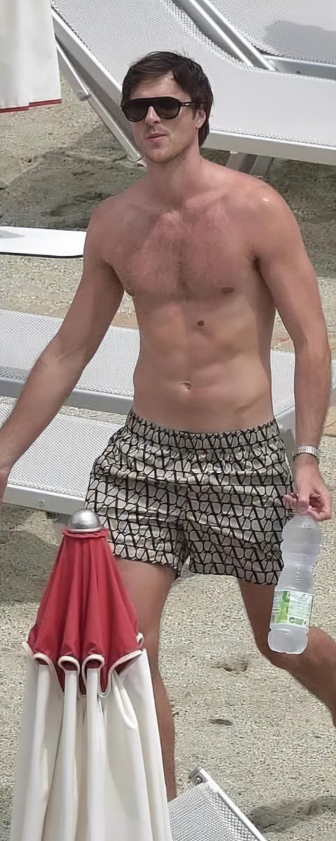 dorawhite47's tweet photo. Jacob Elordi has that tall, effortlessly striking presence that looks ridiculously good on him.... https://t.co/bc7nYCFaM9