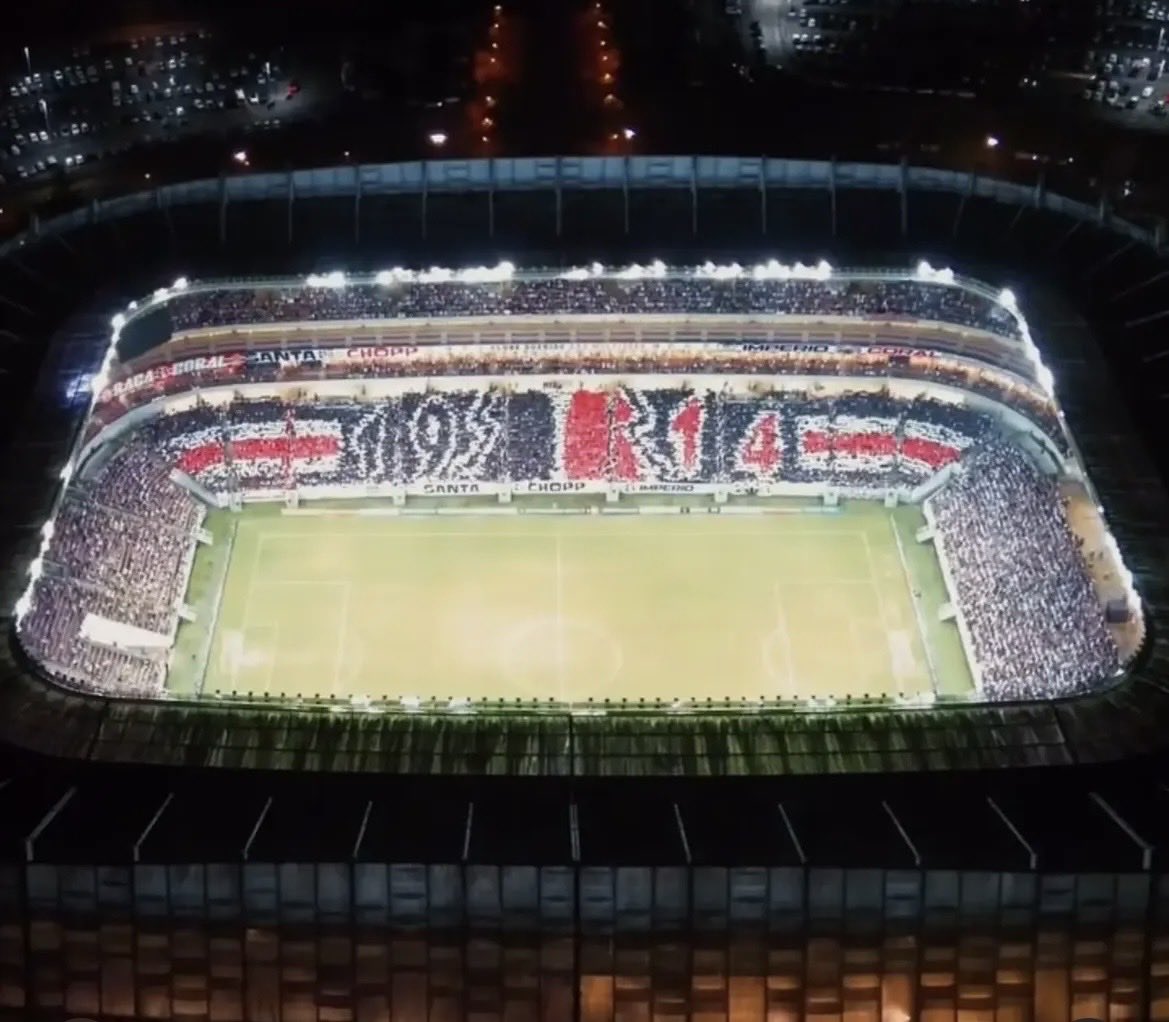 Tine_Coral's tweet photo. ESSA TORCIDA É UM ABSURDO 

Papo de se emocionar em vários momentos 

Perceber a diferença que ela pode fazer numa decisão 

Entender o que faz desse time um gigante 

Santa Cruz o maior movimento popular do estado https://t.co/NqDgYzsQCx
