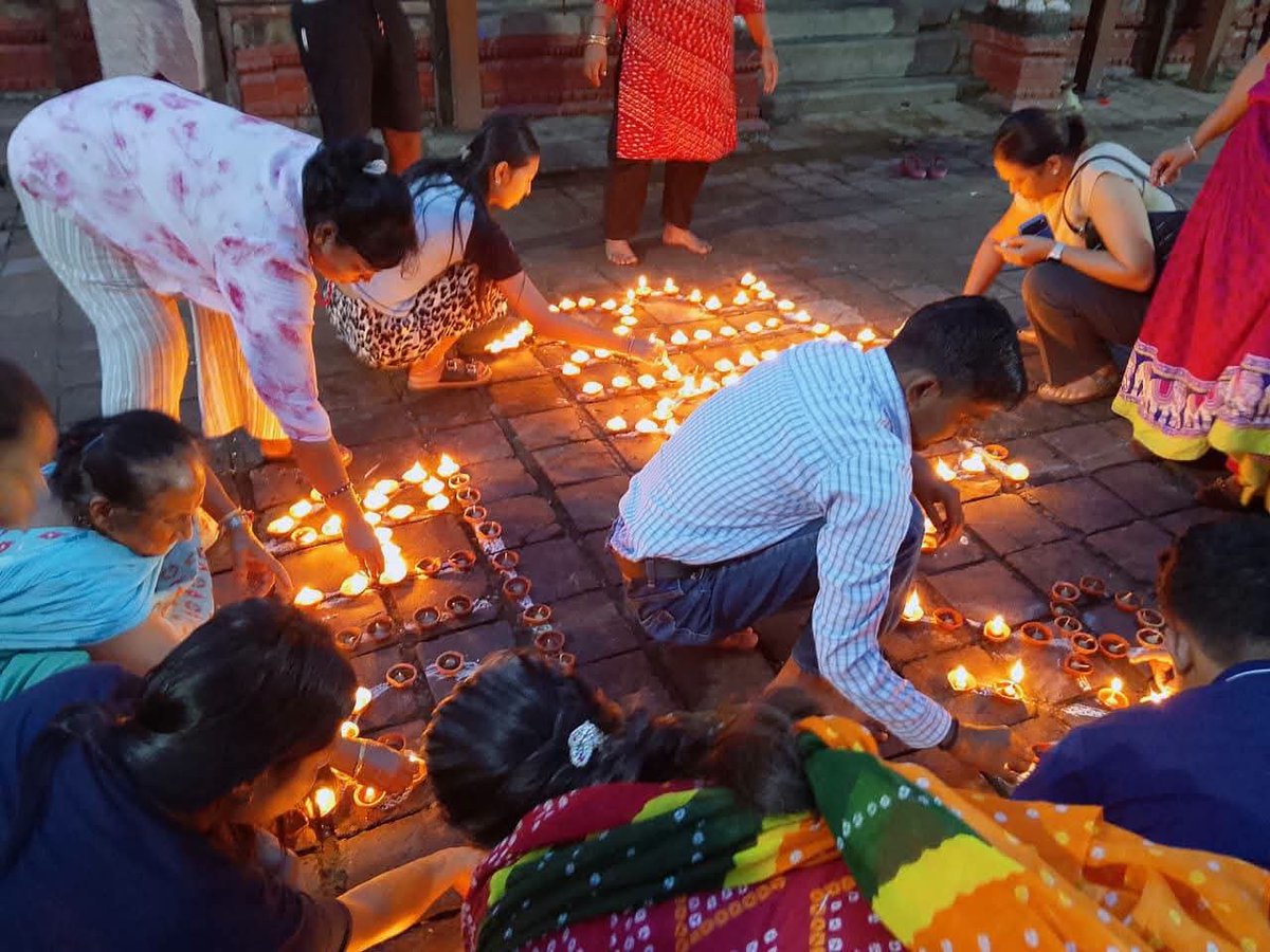 Pappuk_yadav's tweet photo. 🕯️ #भोटेकोशी
काठमाडौं । मिति २०८३ साल भाद्र १० गते भोटेकोशी नदीमा आएको असामान्य बाढीका कारण देशका विभिन्न भागमा भएको ठूलो भौतिक तथा मानवीय क्षतिप्रति गहिरो दुःख व्यक्त गर्दै विश्व हिन्दू परिषद् नेपालको आयोजनामा दीप प्रज्वलन तथा हार्दिक श्रद्धाञ्जली अर्पण कार्यक्रम सम्पन्न भएको छ। https://t.co/9WzG0uDlnS