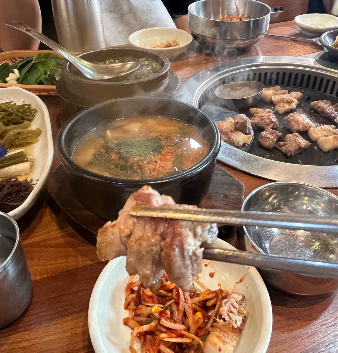nkm_chi's tweet photo. スタッフのお姉さんがサムギョプサルを焼いてくれたけど、人生で一番おいしい豚肉だった〜
はじめてのヌルンジも、お姉さんが日本語で食べ方まで教えてくれて大感謝〜〜(꜆꜄꜆^._.^)꜆꜄꜆ https://t.co/shYpY6yWe4