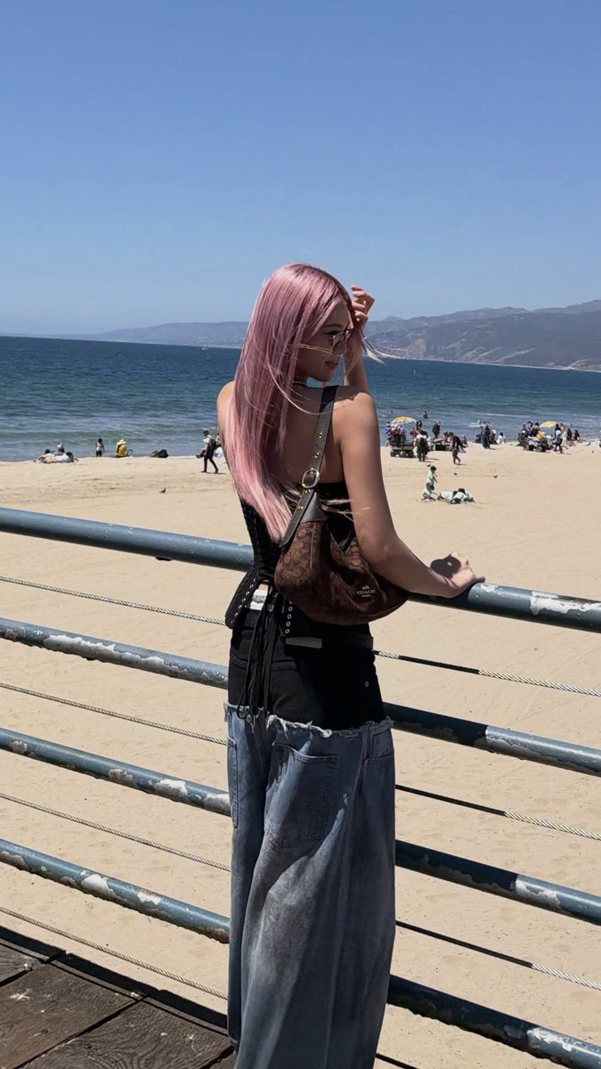 loiceyloops's tweet photo. get you a girl who can do both 🙂‍↔️💗 https://t.co/ive7zA0GfS