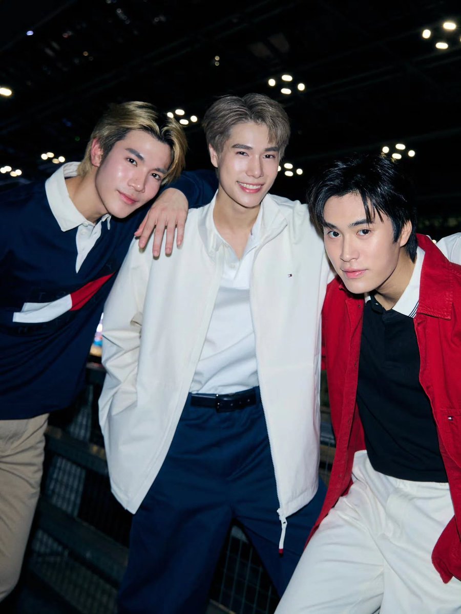 hamburggers's tweet photo. รูปน่ารักมากกกก ภูวินเหมือนพี่คนโตเลยอะ 3หนุ่ม 3มุม สมัยป้าสาวๆมากกกกกกกกกก

PHUWIN NYC BOUND

#TommyHilfigerXPhuwin
#TommyHilfiger https://t.co/CDWpScjTD6