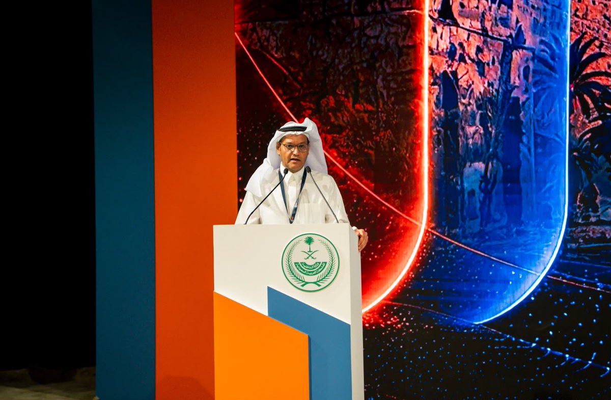 OKAZ_online's tweet photo. الزميل جميل الذيابي متحدثاً في مؤتمر حوار الأمن والتاريخ 2026: 

- الوعي الوطني مسؤولية مشتركة بين الصحافة والمواطن.
- المعلومة الموثوقة خط الدفاع الأول ضد الشائعات.
- مسؤولية الإعلام تتضاعف مع اتساع الفضاء الرقمي.
- الذكاء الاصطناعي لا يلغي دور الصحفي بل يعزز أهمية التحقق والمراجعة.
- الإعلام مطالب بتوثيق المنجز بمهنية وموضوعية لتحقيق أهداف رؤية 2030 
- التعامل مع المعلومة الأمنية يتطلب مسؤولية وتوازناً عالياً.

تصوير: خالد العنزي